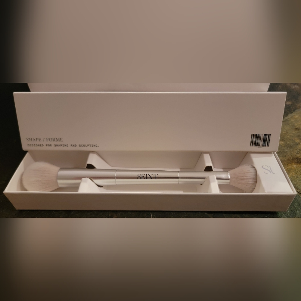 NEW in box SEINT Shape Brush - Silver